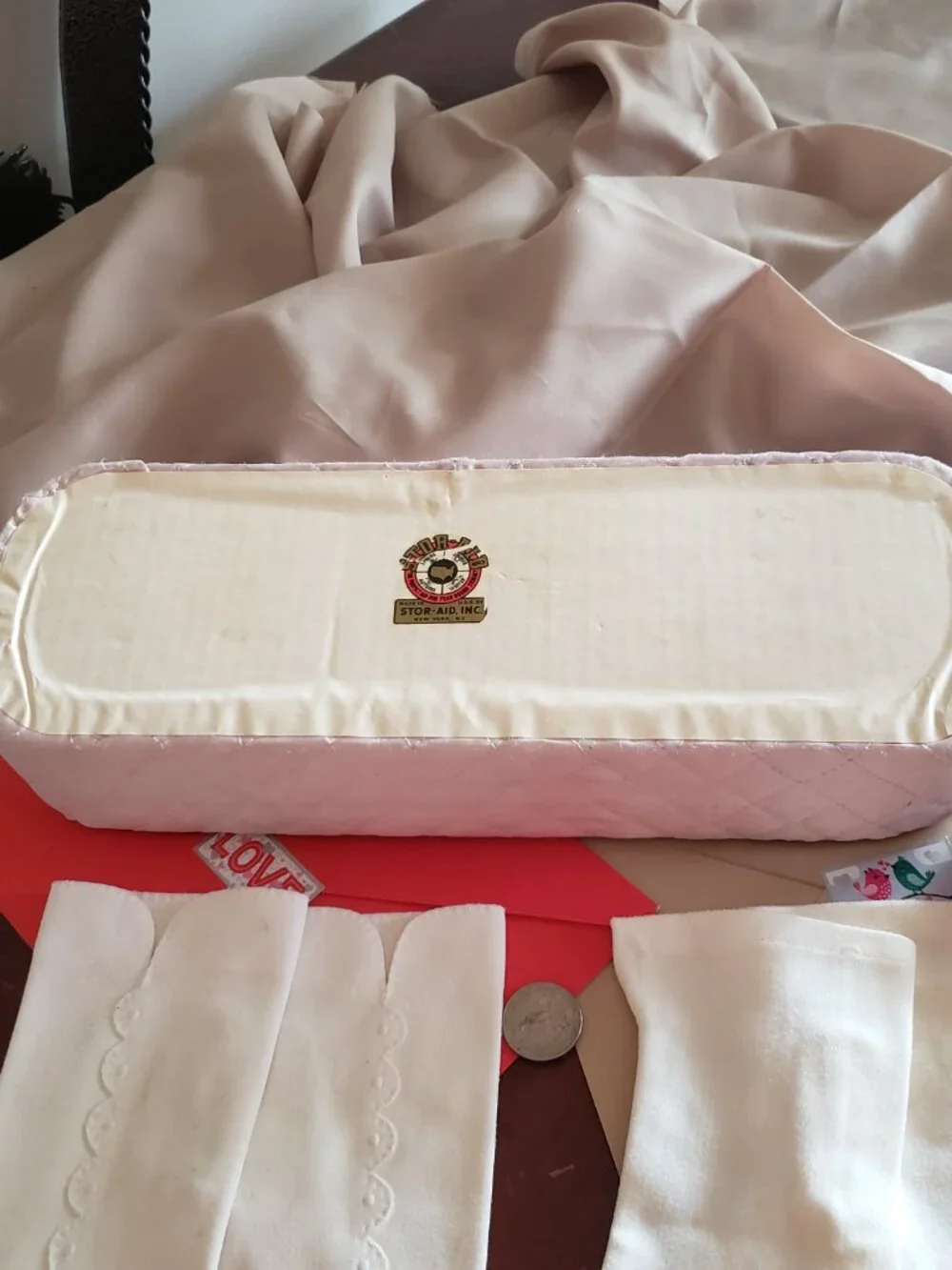 VINTAGE GLOVE BOX AND 2 PAIR OF WHITE VINTAGE VAN RAALTE AND FOWNES GLOVES